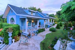 尖竹汶Little Cottage的蓝色房子,带花园