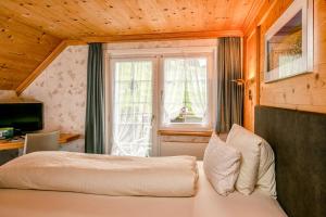 韦斯巴德Hotel Alpenblick的一间卧室设有一张床和一个窗口