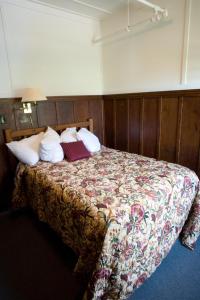 沃特顿公园威尔士王子酒店的一间卧室配有一张带花卉床罩的床