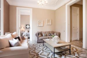巴塞罗那BCN兰布拉加泰罗尼亚公寓的客厅配有沙发和桌子
