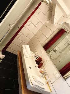 克伦巴赫Hotel Krumbach的浴室设有白色水槽和镜子