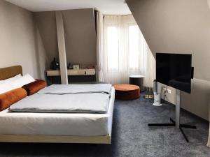 克伦巴赫Hotel Krumbach的一间卧室配有两张床和一台平面电视