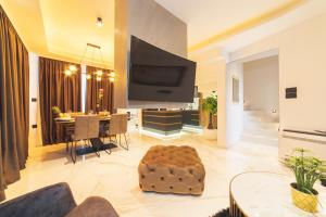 特罗吉尔Luxury Villa Favela with heated pool的一间带大电视和用餐室的客厅