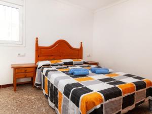 德拉塞尔瓦港Apartment Villa Cordoba-1 by Interhome的一间卧室配有一张带 ⁇ 子毯子的床