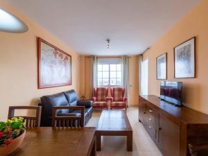 滨海罗克塔斯Apartment Monaco 01-1 by Interhome的带沙发和电视的客厅