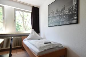 科隆Köln Höhenberg的客房设有床和窗户。