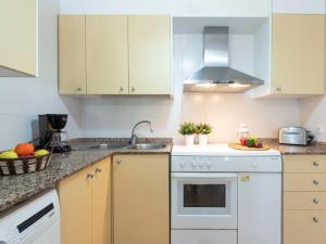 利乌玛Holiday Home Coqueto by Interhome的厨房配有白色橱柜和水槽