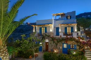 加里尼Naxos Filoxenia Hotel的棕榈树下别墅