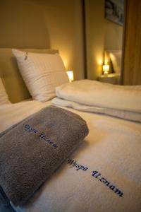 斯维诺乌伊希切Wyspa Uznam Apart Baltic的两张位于酒店客房的床,配有毛巾