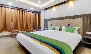 比卡内尔Hotel Bikalal, Bikaner的卧室配有一张带彩虹的大型白色床