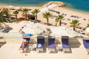 伯德古拉地中海酒店的享有海滩美景。