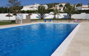 卢斯Parque de Campismo Orbitur Valverde的度假村内一个蓝色的大泳池