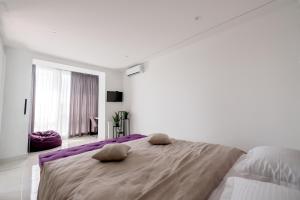 ChortkivАпартаменти OneDay в ценрі Чорткова的一间卧室配有一张大床和两个枕头