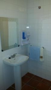 隆达文塔拉维加乡村旅馆的白色的浴室设有水槽和镜子