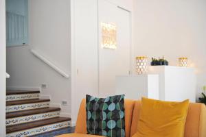 马奥莱Residence Panoramic的客厅设有黄色沙发和楼梯。