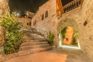 于尔居普卡帕多西亚套房酒店的老建筑中一条带楼梯的小巷
