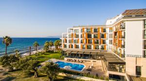 古泽尔坎里MAIA Luxury Beach Hotel & Spa的享有酒店和海洋的空中景致