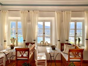 普拉提伊亚洛斯西弗诺斯尼利德斯酒店的客厅设有一张床和两个窗户。