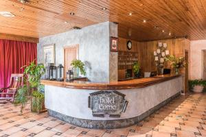 奥尔迪诺柯玛酒店的一间设有木制天花板的餐厅内的酒吧