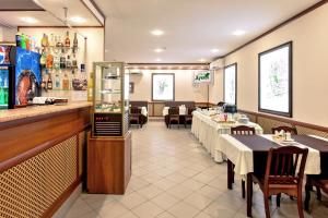 萨马拉杜布基酒店的一间带桌椅和柜台的餐厅以及一间酒吧