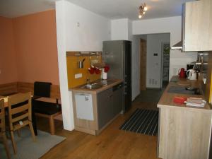 Muhr amSeeFerienhaus Kettler II的厨房配有水槽和台面