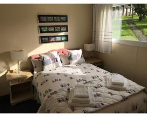 卡姆尔福德Villa 7 Lanteglos, Camelford, Cornwall的一间卧室配有带毛巾的床