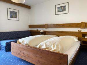 拉松迪索托Hotel Friedemann的一间卧室配有两张带木制床头板的床