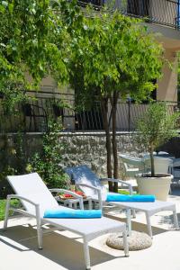 科托尔阿尔奇马酒店的一组椅子坐在庭院里