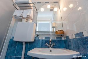 蒙特罗索阿尔马雷拜亚酒店的一间带水槽和镜子的浴室