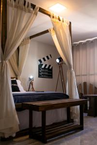 多明戈斯马丁斯Pousada Rua de Lazer的一间卧室配有带窗帘的天蓬床