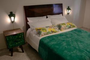 多明戈斯马丁斯Pousada Rua de Lazer的一间卧室配有带两个枕头的床和床头柜