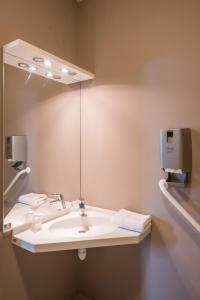 Saint-Symphorien-sur-CoiseHôtel L'Horizon - Restaurant La Fougassette的浴室设有白色水槽和镜子
