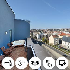 布拉迪斯拉发Charming & Cozy Ambiente Apartments的阳台配有沙发,享有城市景观。