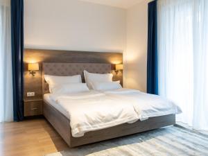维也纳Premium Green Apartments Vienna的卧室配有一张带白色床单和枕头的大床。