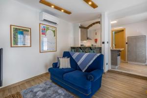 加亚新城Villa Santa Bárbara的客厅设有蓝色沙发,配有厨房
