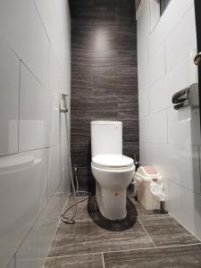 斗湖Foresight Hotel的浴室配有白色卫生间和淋浴。