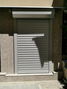旧扎戈拉Hostel Penev的一个人的影子下的一个车库门
