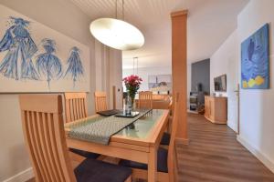塞巴特阿尔贝克Villa Mirja 04的用餐室和带餐桌的客厅