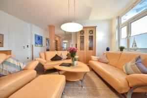 塞巴特阿尔贝克Villa Mirja 04的带沙发和桌子的客厅