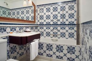 伊瓜苏Hotel das Cataratas, A Belmond Hotel, Iguassu Falls的浴室的墙壁上铺有蓝色和白色的瓷砖。