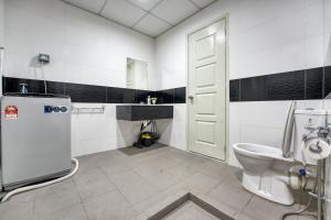 乔治市Profolio @ Mansion One的白色的浴室设有卫生间和水槽。