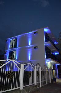 科布列季White Hotel的白色的房子,上面有蓝色的灯光