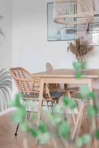 索波特Home3city Green 300 m do morza的餐桌和藤椅