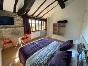 苏马拉加Casa Rural Martiamuno Landetxea的一间卧室配有一张特大号床和一张桌子