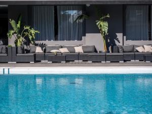 塔拉戈纳阿斯塔里酒店的带沙发的游泳池和游泳池