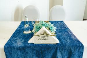 塔伊夫Iridium Hotel的一张带餐巾纸和玻璃的蓝色桌子