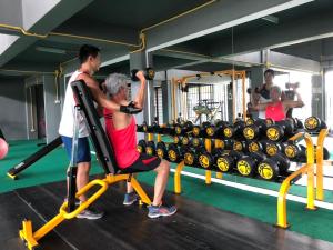 Nang Rong阿克拉达酒店 的一群人在健身房锻炼