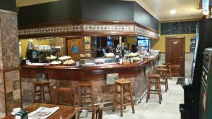 阿莫雷维耶塔-埃查诺彼得 - 翁多旅馆的餐厅内的酒吧配有桌椅