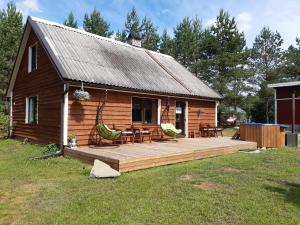 SämiSämi Siil的庭院内带木甲板的小木屋