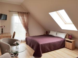 特拉凯"Trakaitis" apartments in Villa的阁楼卧室设有床和窗户。